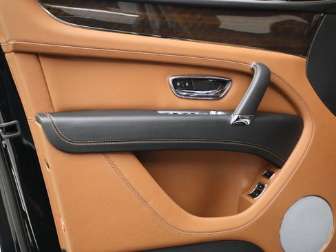 Certified 2018 Bentley Bentayga Onyx Edition image 16