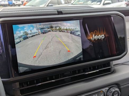 Used 2025 Jeep Wrangler Unlimited Sahara image 26