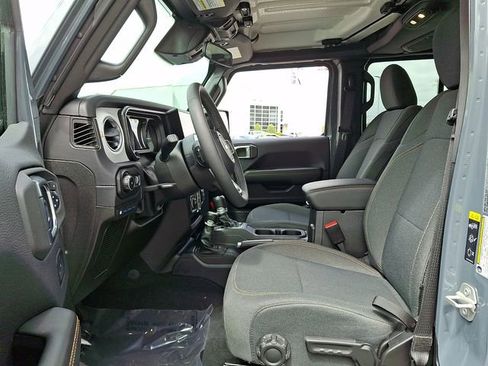 Used 2025 Jeep Wrangler Unlimited Sahara image 13