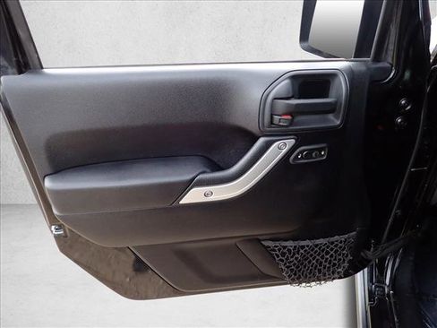 Used 2014 Jeep Wrangler Unlimited Rubicon w/ Connectivity Group AWD/4WD image 9