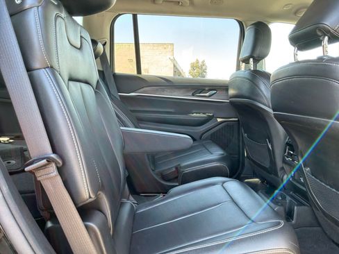 Used 2023 Jeep Grand Cherokee L Limited AWD/4WD image 18