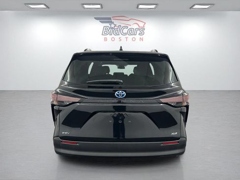 Used 2025 Toyota Sienna XLE FWD image 5