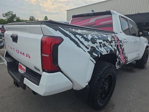 Used 2025 Toyota Tacoma SR5 AWD/4WD image 5