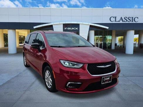 Used 2025 Chrysler Pacifica Select FWD image 2