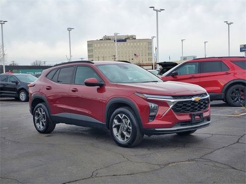 Used 2025 Chevrolet Trax LT image 2