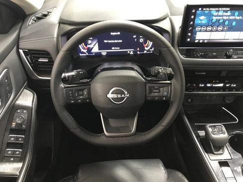 Used 2025 Nissan Rogue Platinum w/ Platinum Premium Package FWD image 6