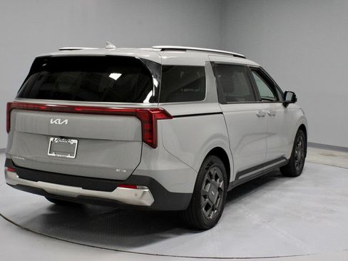 Used 2025 Kia Carnival SX FWD image 12