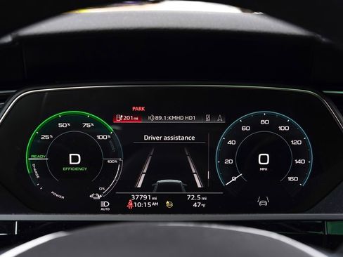 Used 2022 Audi e-tron Premium Plus image 3