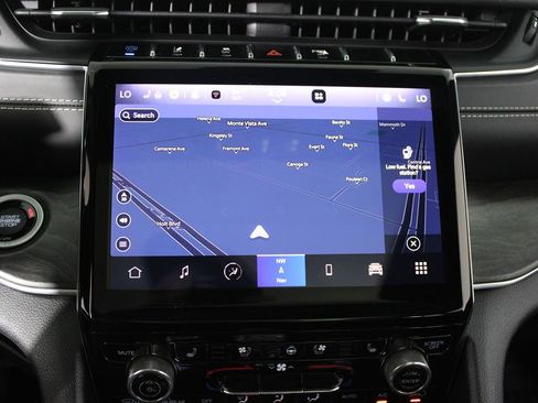 Used 2022 Jeep Grand Cherokee Overland w/ Luxury Tech Group IV image 22