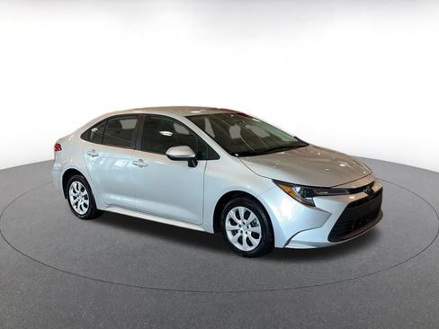 Used 2025 Toyota Corolla LE image 2