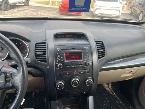 Used 2011 Kia Sorento LX w/ Convenience Pkg image 8