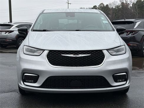 Used 2024 Chrysler Pacifica Touring-L image 16