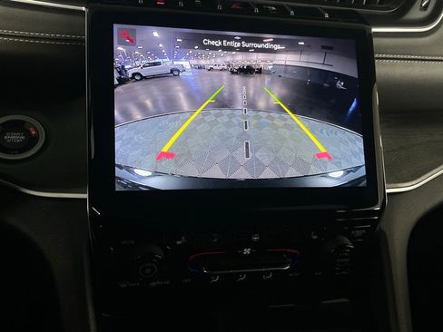 Used 2023 Jeep Grand Cherokee Limited w/ Black Appearance Package image 17