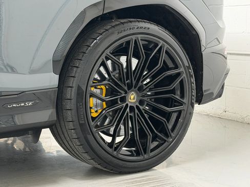 Used 2025 Lamborghini Urus SE AWD/4WD image 46