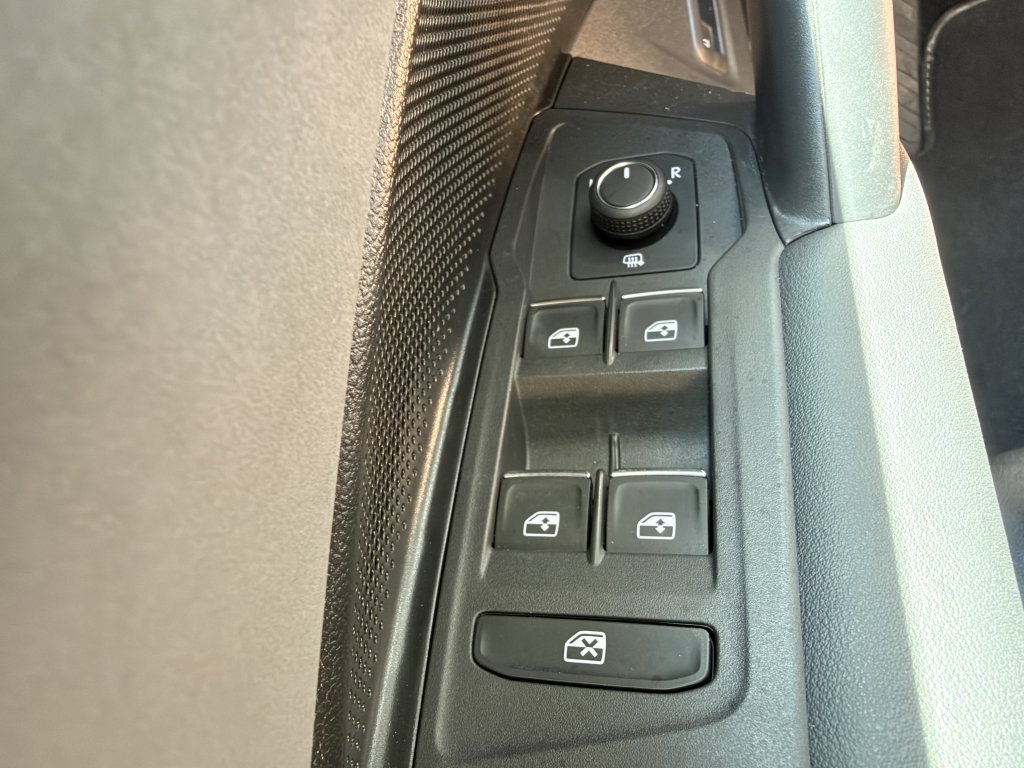 Used 2025 Volkswagen Tiguan SE AWD/4WD image 25