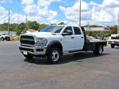 Used 2024 RAM 5500 Tradesman w/ Chrome Appearance Group AWD/4WD image 9