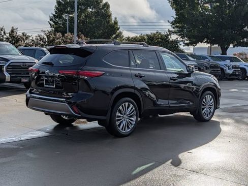 Used 2023 Toyota Highlander Platinum FWD image 6
