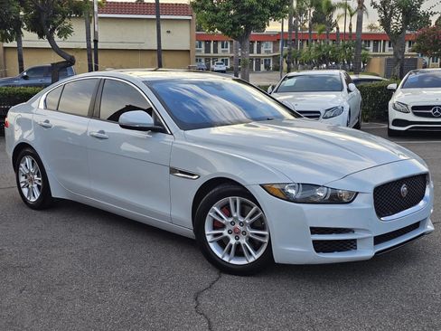 Used 2018 Jaguar XE Premium RWD image 3