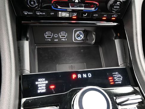 Used 2024 Jeep Grand Cherokee Overland w/ Luxury Tech Group IV image 30