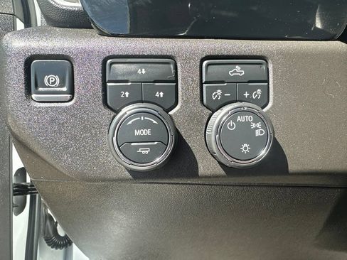 Used 2024 Chevrolet Silverado 2500 LT AWD/4WD image 12