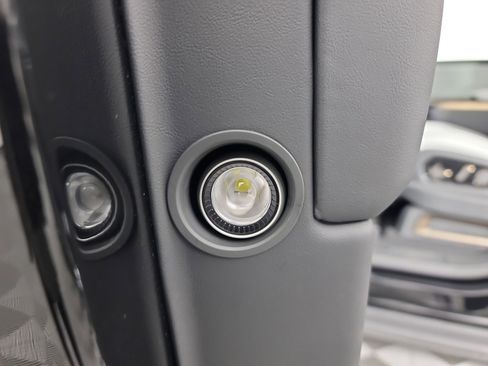 Used 2025 Rivian R1S Premium image 32