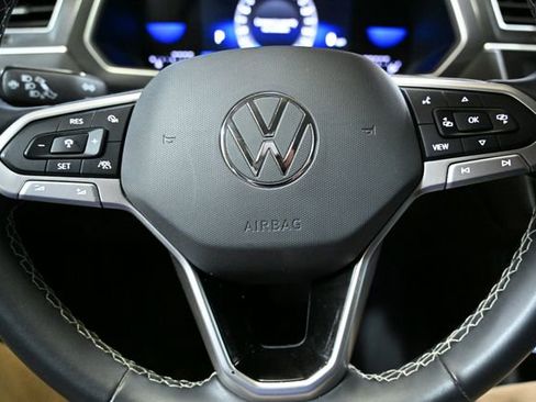 Used 2024 Volkswagen Tiguan SE image 37