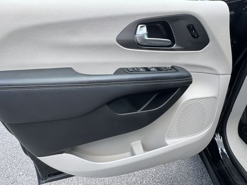 Used 2024 Chrysler Pacifica Touring-L FWD image 11