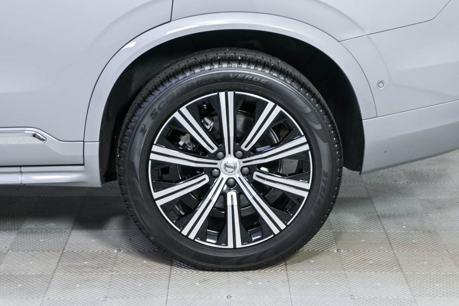 Certified 2024 Volvo XC90 B5 Plus AWD/4WD image 37