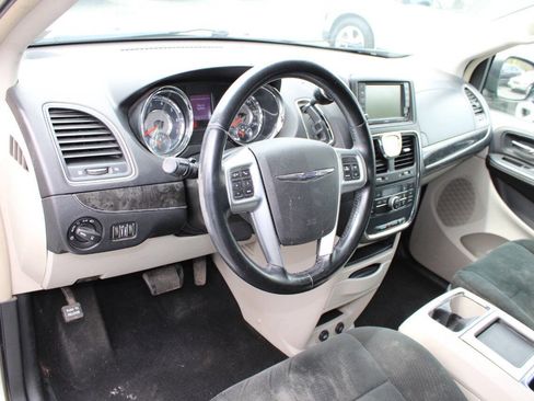 Used 2012 Chrysler Town & Country Touring FWD image 13