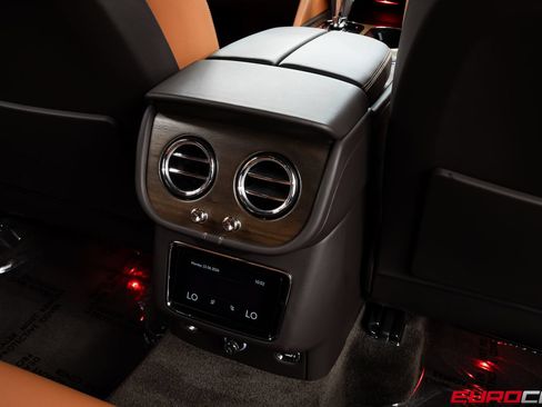 Used 2024 Bentley Bentayga AWD/4WD image 39