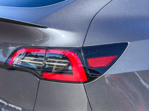 Used 2021 Tesla Model Y Long Range image 8