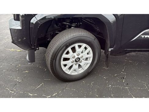 Certified 2024 Toyota Tacoma SR5 AWD/4WD image 10