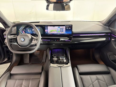 Certified 2025 BMW 530i xDrive w/ Premium Package AWD/4WD image 17