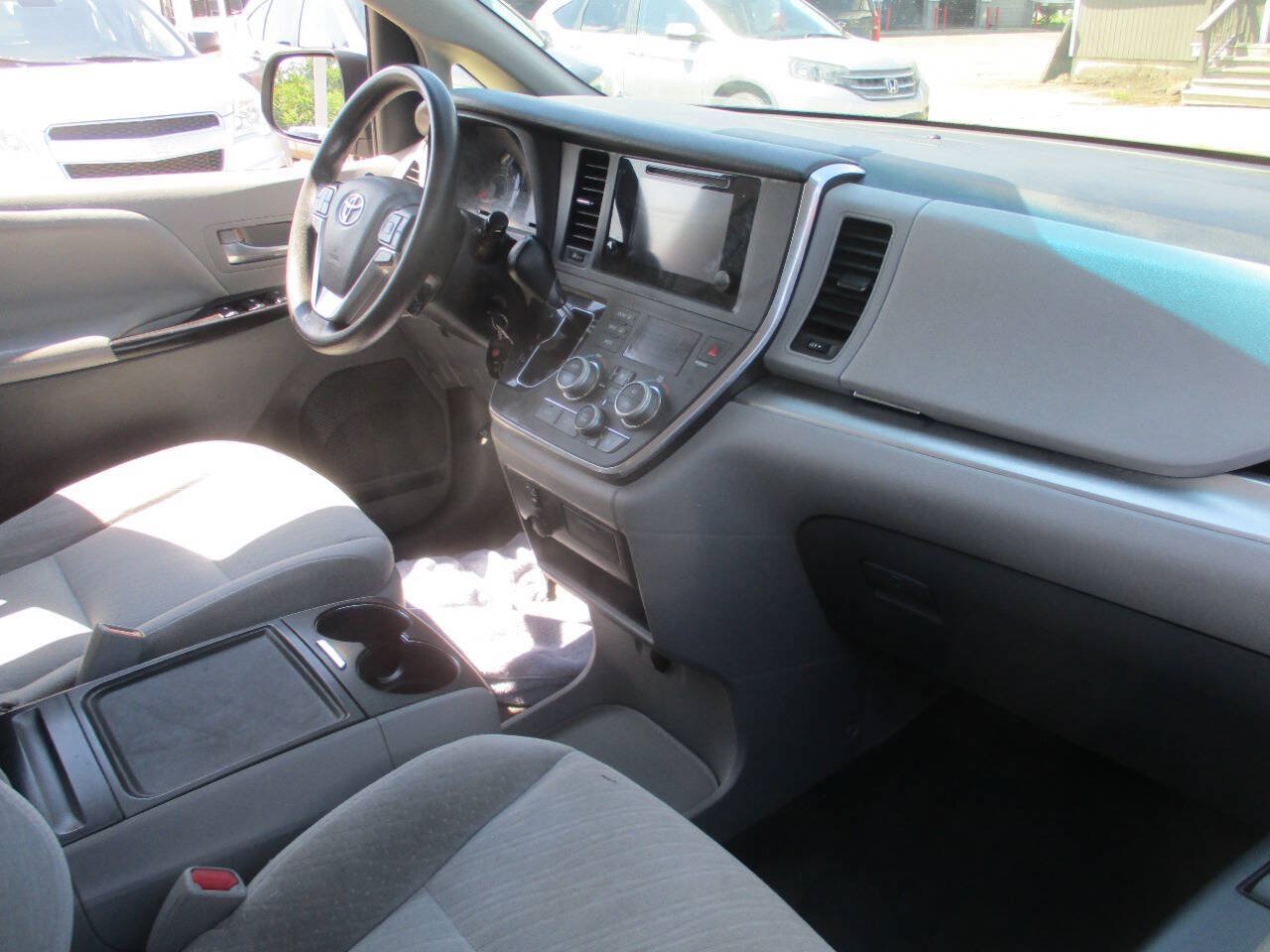 Used 2017 Toyota Sienna LE FWD image 36