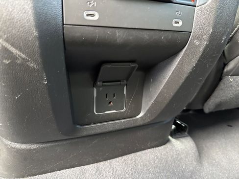 Used 2023 Chevrolet Suburban Premier image 37