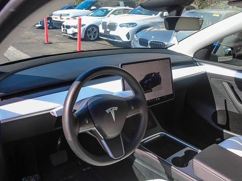 Used 2025 Tesla Model Y Long Range RWD image 16