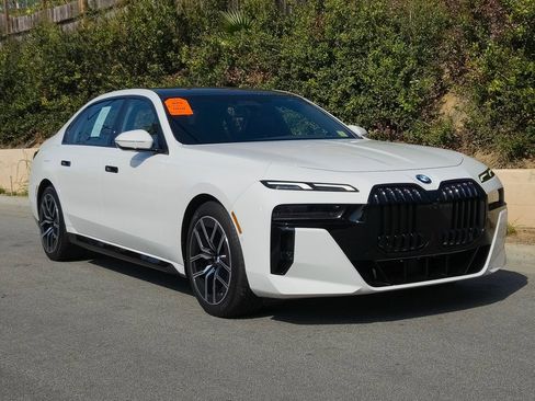 Used 2023 BMW 740i image 2