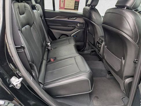 Used 2022 Jeep Grand Cherokee Overland AWD/4WD image 18