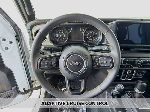 Used 2025 Jeep Gladiator Sport AWD/4WD image 3