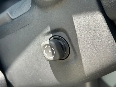 Used 2023 Toyota Sienna Platinum FWD image 32