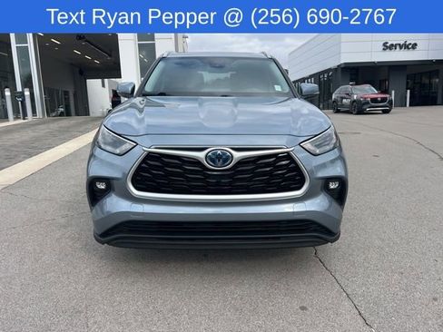 Used 2023 Toyota Highlander XLE image 2