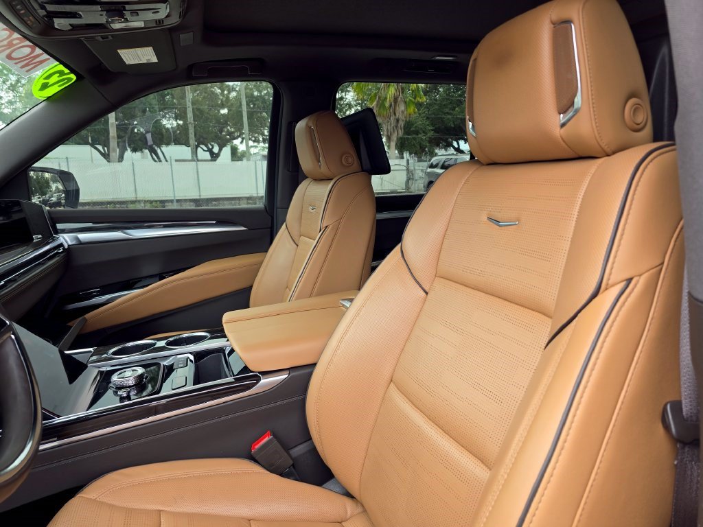 Used 2025 Cadillac Escalade ESV Premium Luxury w/ LPO, Radiant Package AWD/4WD image 20