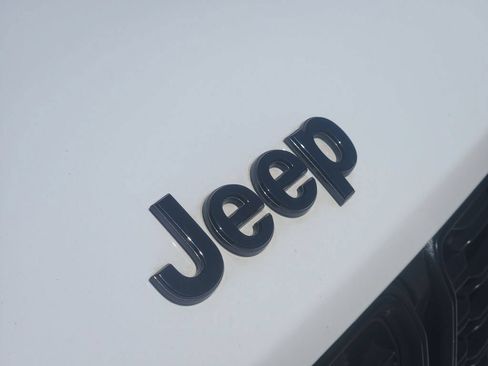 Used 2023 Jeep Grand Cherokee Limited w/ Black Appearance Package AWD/4WD image 13