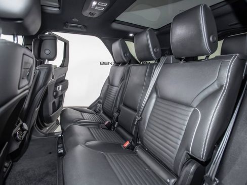 Used 2023 Land Rover Discovery HSE R-Dynamic AWD/4WD image 15