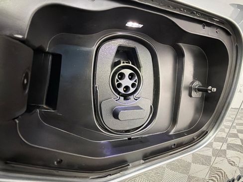 Used 2024 Chevrolet Equinox EV RS FWD image 38