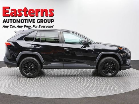 Used 2022 Toyota RAV4 LE AWD/4WD image 4