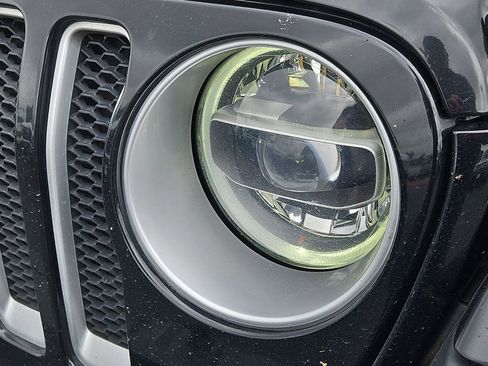 Used 2018 Jeep Wrangler Unlimited Sahara AWD/4WD image 21