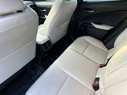 Used 2023 Lexus UX 250h FWD image 12