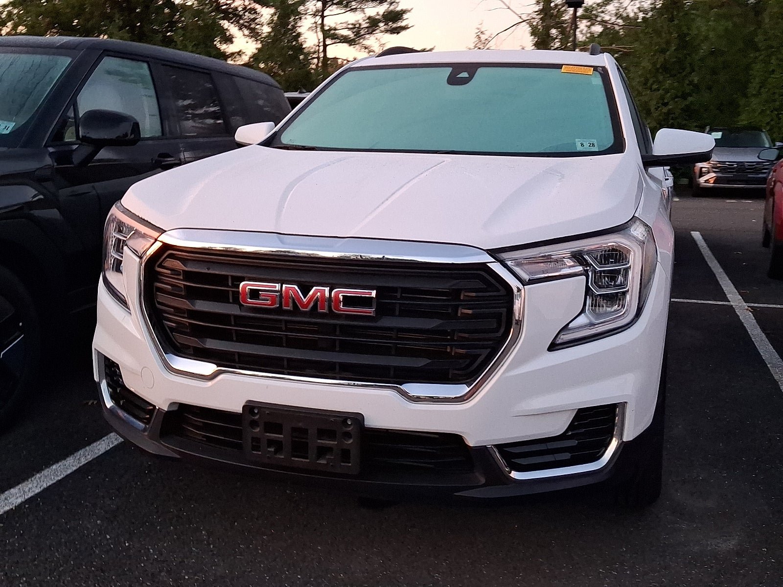 Used 2023 GMC Terrain SLE w/ Driver Convenience Package FWD image 2