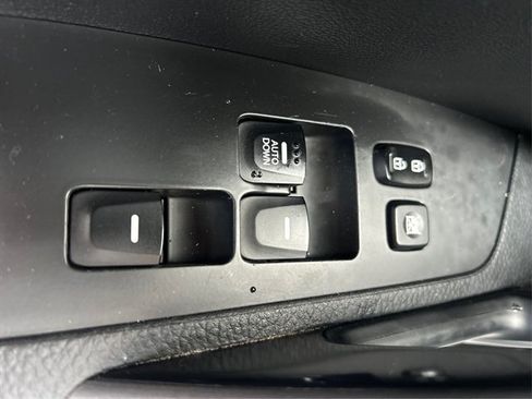 Used 2017 Hyundai Veloster FWD image 35